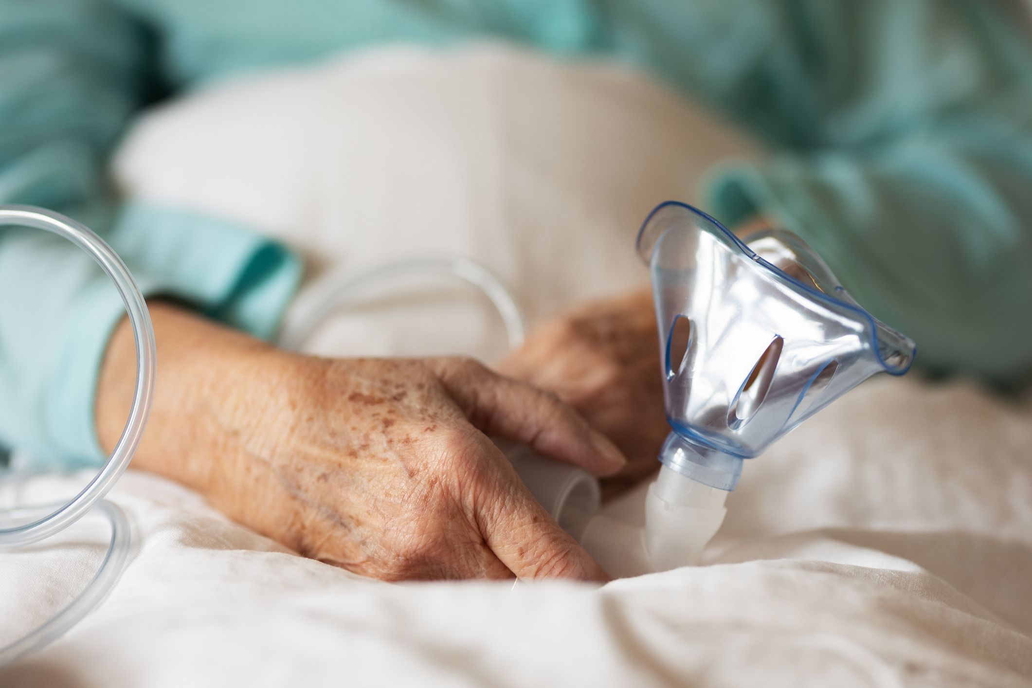 Imatge d'arxiu d'un home gran depenent ingressat