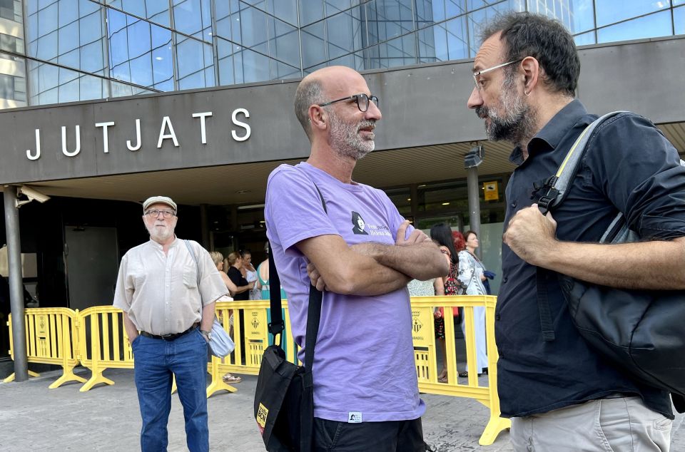La família d'Helena Jubany, amb el seu advocat, segueix buscant esclarir el cas. Foto: ACN