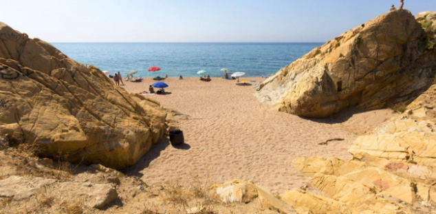 platja de les roques blanques sant pol de mar 1 a649x433webp platja de les roques blanques sant pol de mar 1 a649x433webp