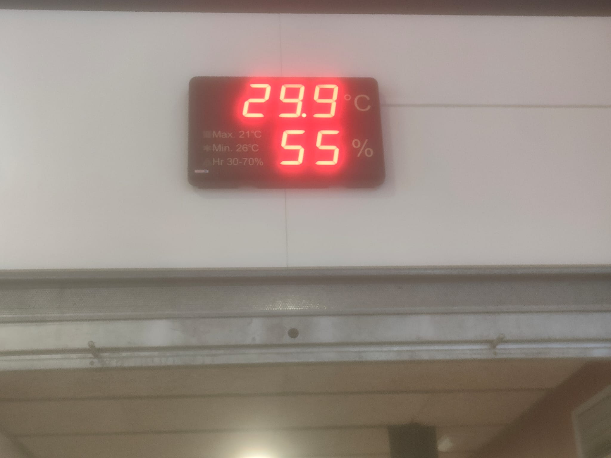 A 30 grados dentro de un mercado de Mataró: "el género se nos echa a perder"