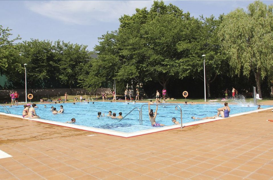 Banyistes a la piscina municipal d'Argentona