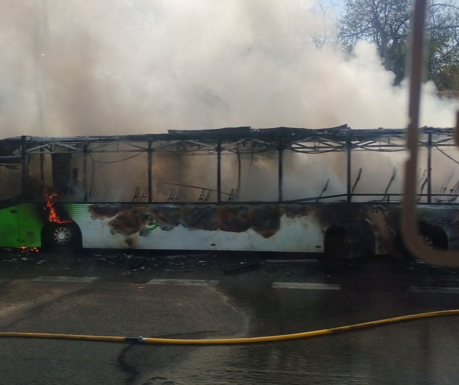 Autobús calcinado en la autopista C 32. Foto Ingrid Lens