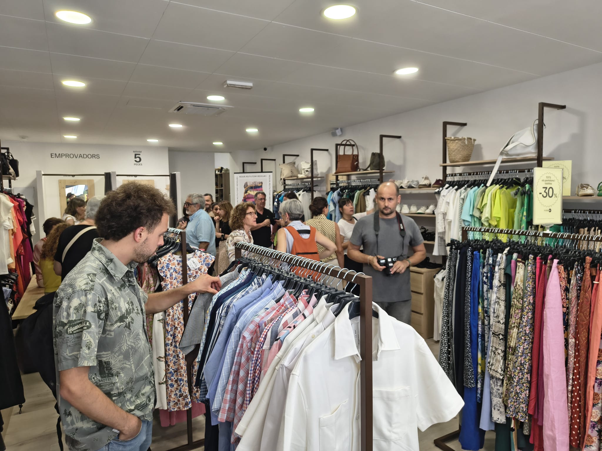 Interior de la botiga Moda-E a Mataró. Fotos: V. B. 