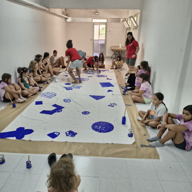 Infants participant en la decoració Infants participant en la decoració