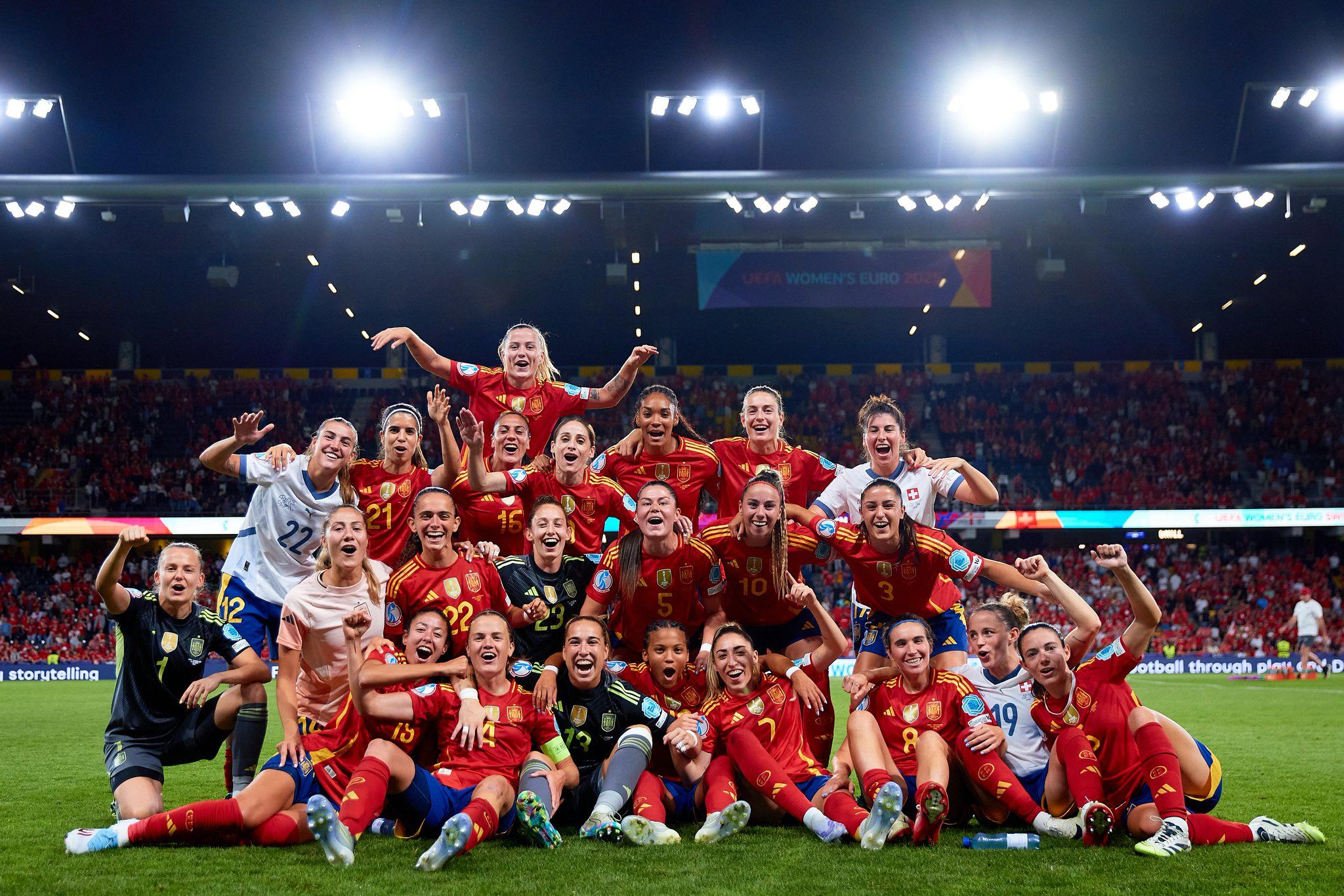 Les jugadores d'Espanya celebren la classificació.