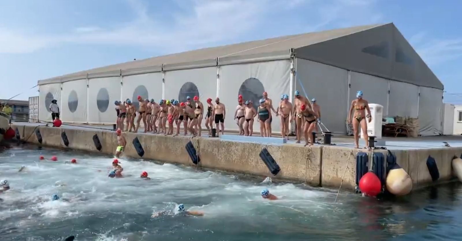 Nedadors a l'aigua! Comença la Travessa al Port. Foto: Esports Mataró Nedadors a l'aigua! Comença la Travessa al Port. Foto: Esports Mataró