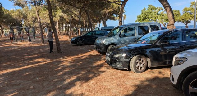 Aparcamiento irregular en el Paseo Marítimo de Mataró. Foto: BM