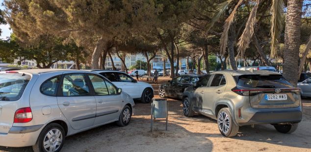 Aparcamiento irregular en el Paseo Marítimo de Mataró. Foto: BM