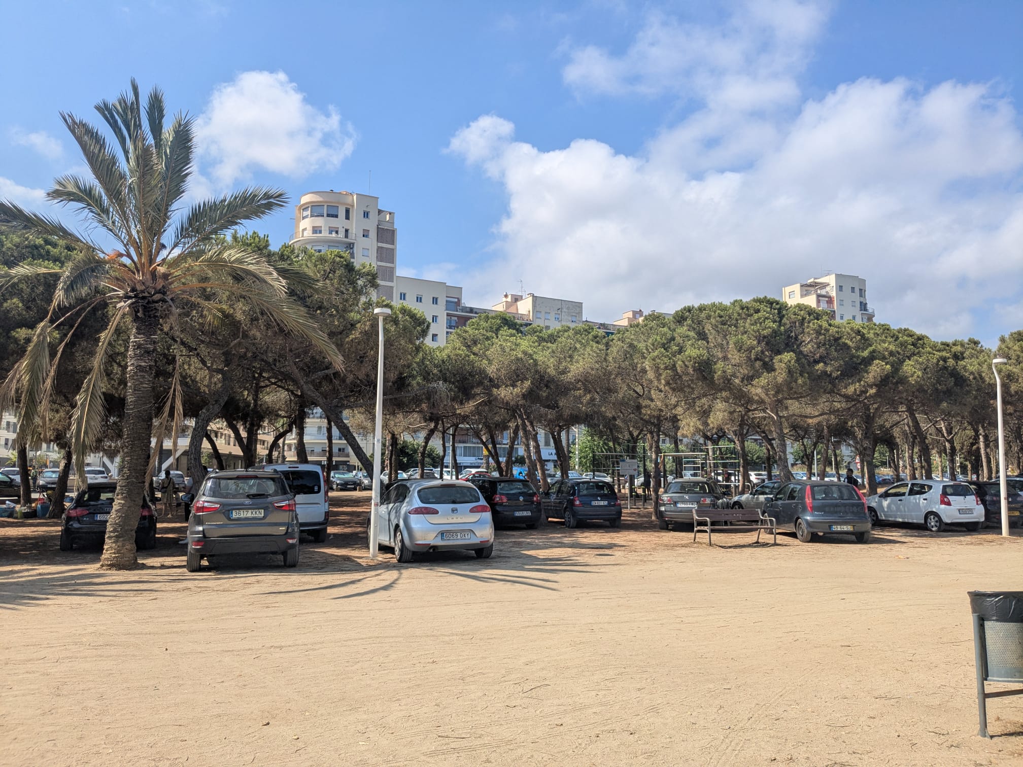 Aparcamiento irregular en el Paseo Marítimo de Mataró. Foto: BM
