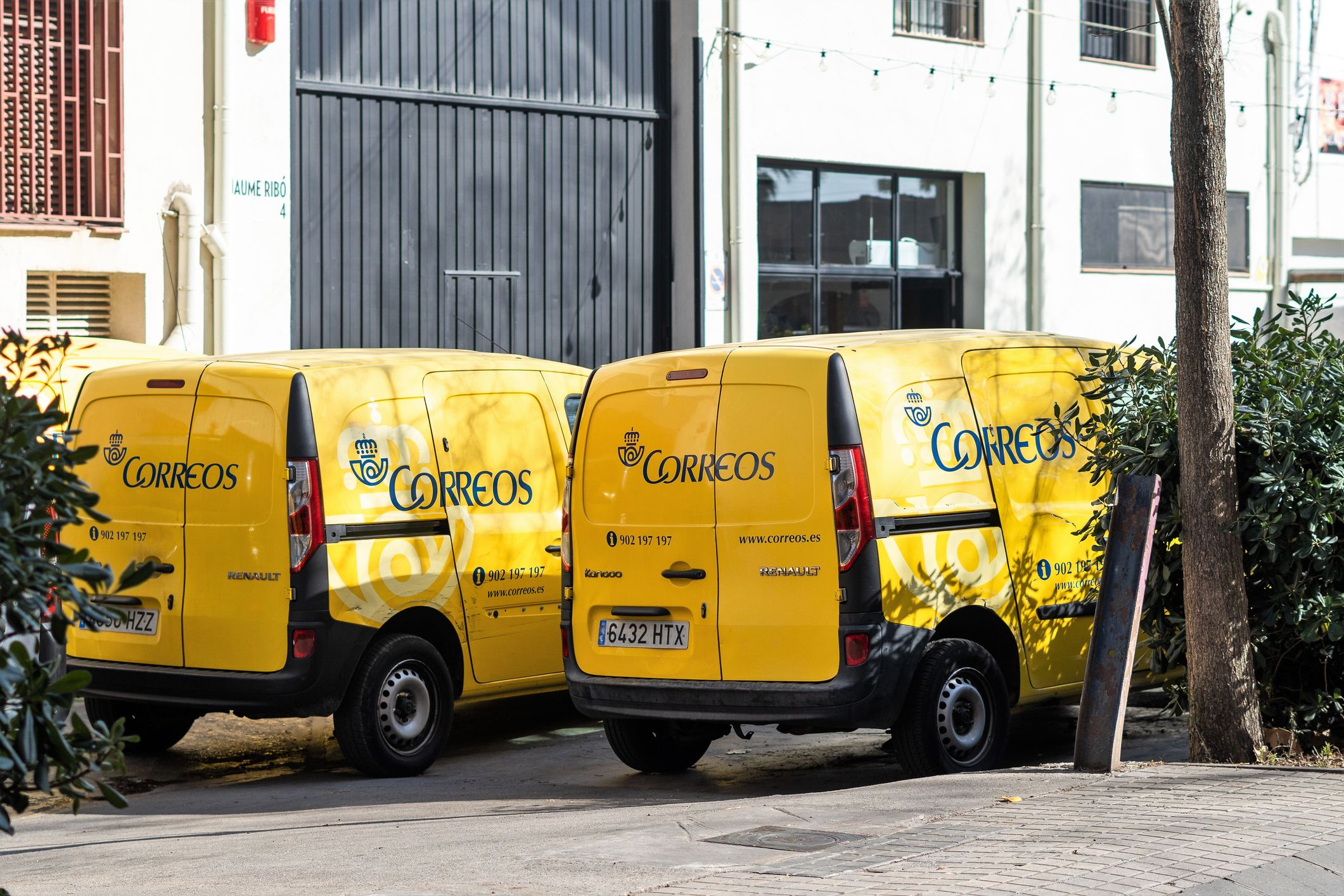 Imatge d'arxiu de vehicles del servei de Correus