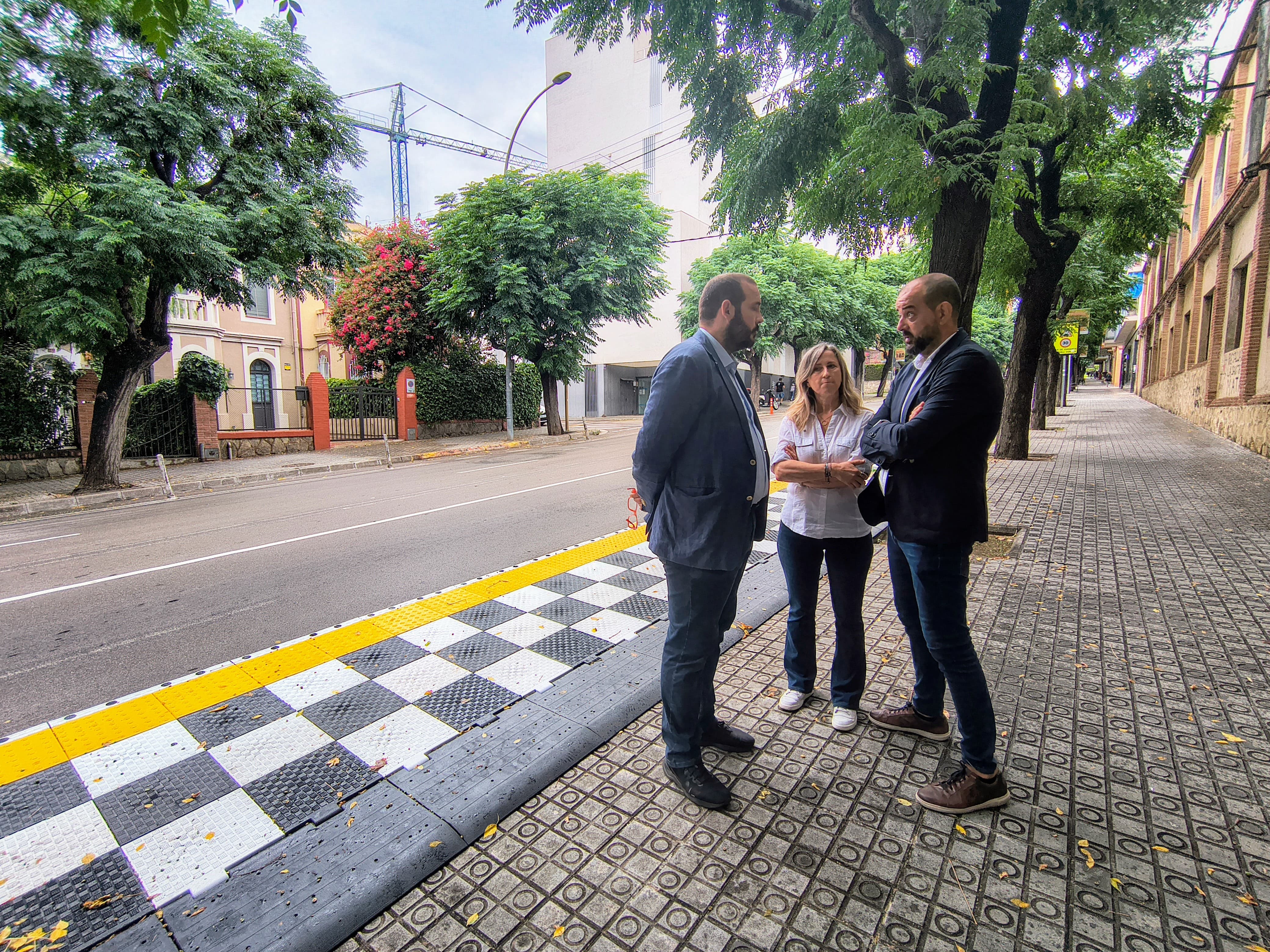 Representantes políticos ante la nueva parada de bus en la ronda Prim