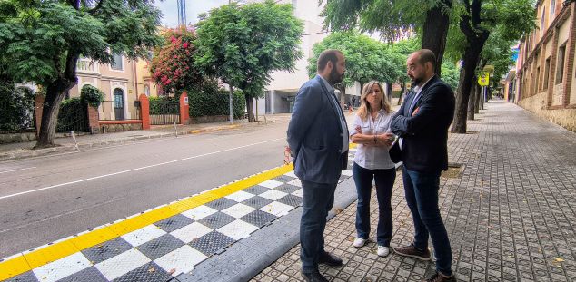 El alcalde, el concejal de Movilidad y la directora de Movilidad de la Generalitat, frente a la nueva parada en la Ronda Prim El alcalde, el concejal de Movilidad y la directora de Movilidad de la Generalitat, frente a la nueva parada en la Ronda Prim