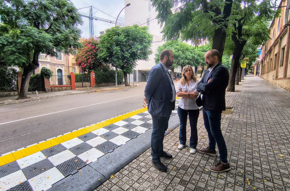 El alcalde, el concejal de Movilidad y la directora de Movilidad de la Generalitat, delante de la nueva parada en la Ronda Prim El alcalde, el concejal de Movilidad y la directora de Movilidad de la Generalitat, delante de la nueva parada en la Ronda Prim