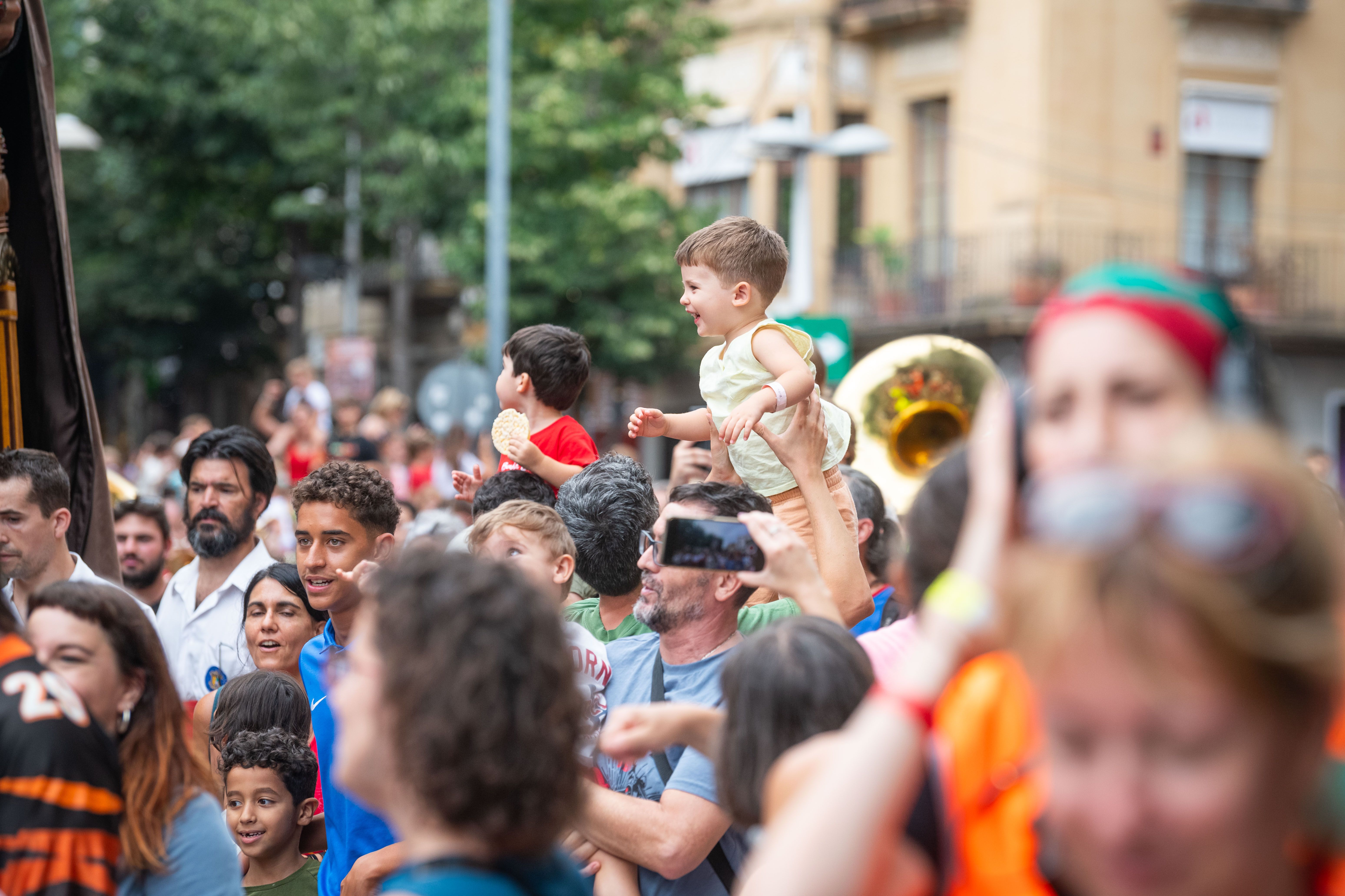 Los niños gozan de lo lindo a los actos de laTarda Guillada de Les Santes. Foto: R. Gallofré
