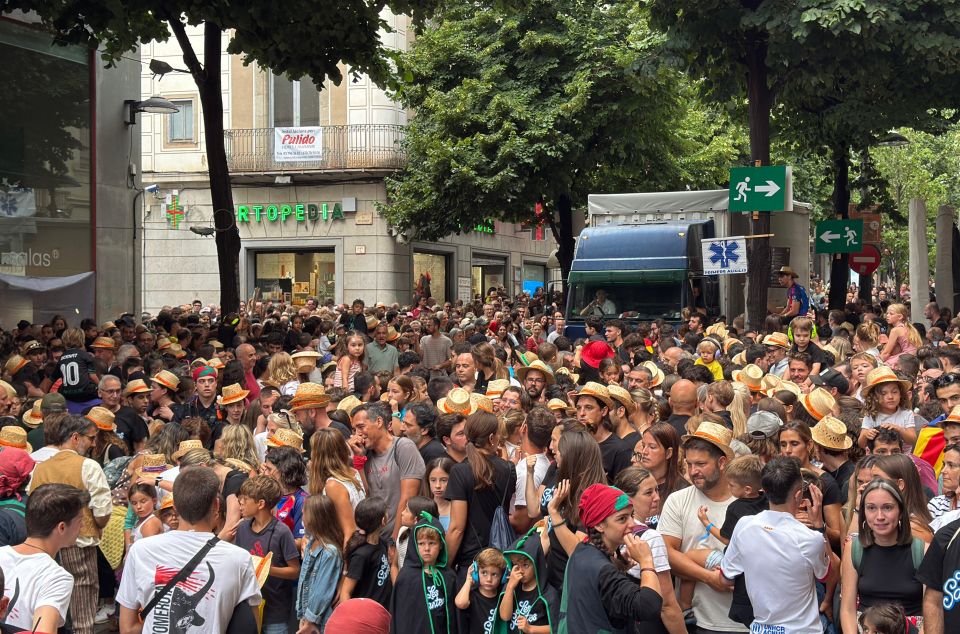 Gentada davant l'Ajuntament esperant la Crida. Foto: R. Gallofré