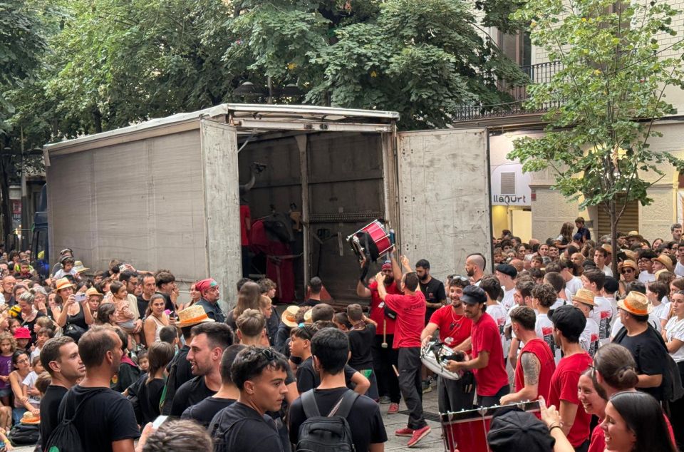 La momerota arribant a l'Ajuntament en camió. Foto R. Gallofré