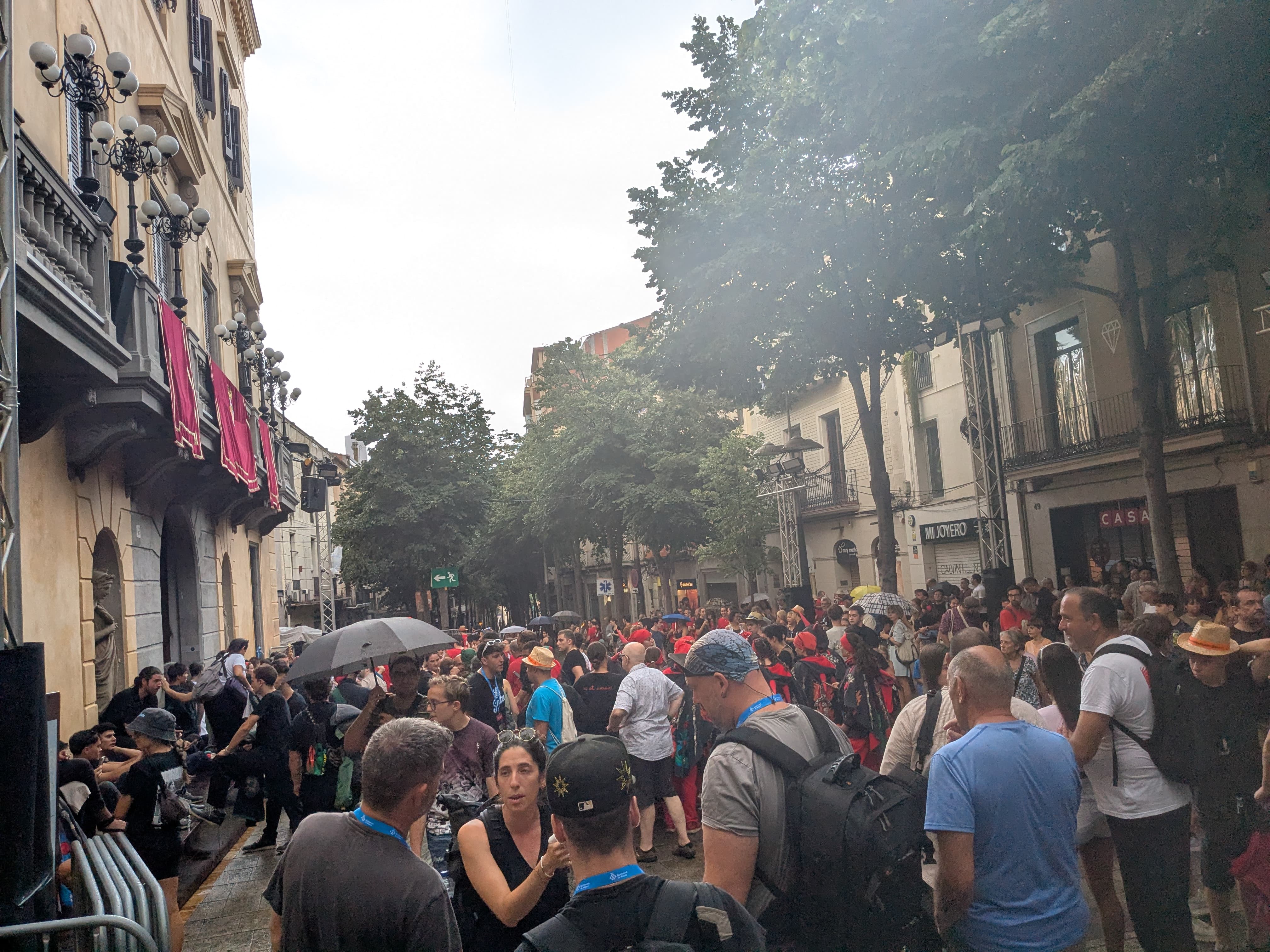 Pluja aquest matí del 28 davant l'Ajuntament