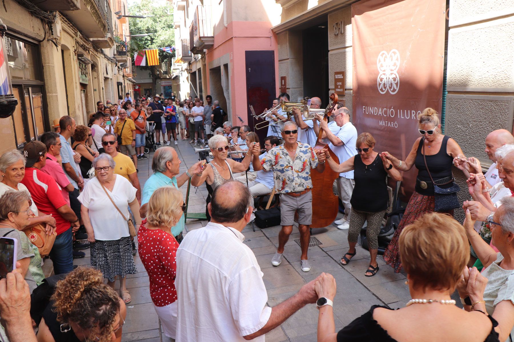 Sardanas en la calle Pujol