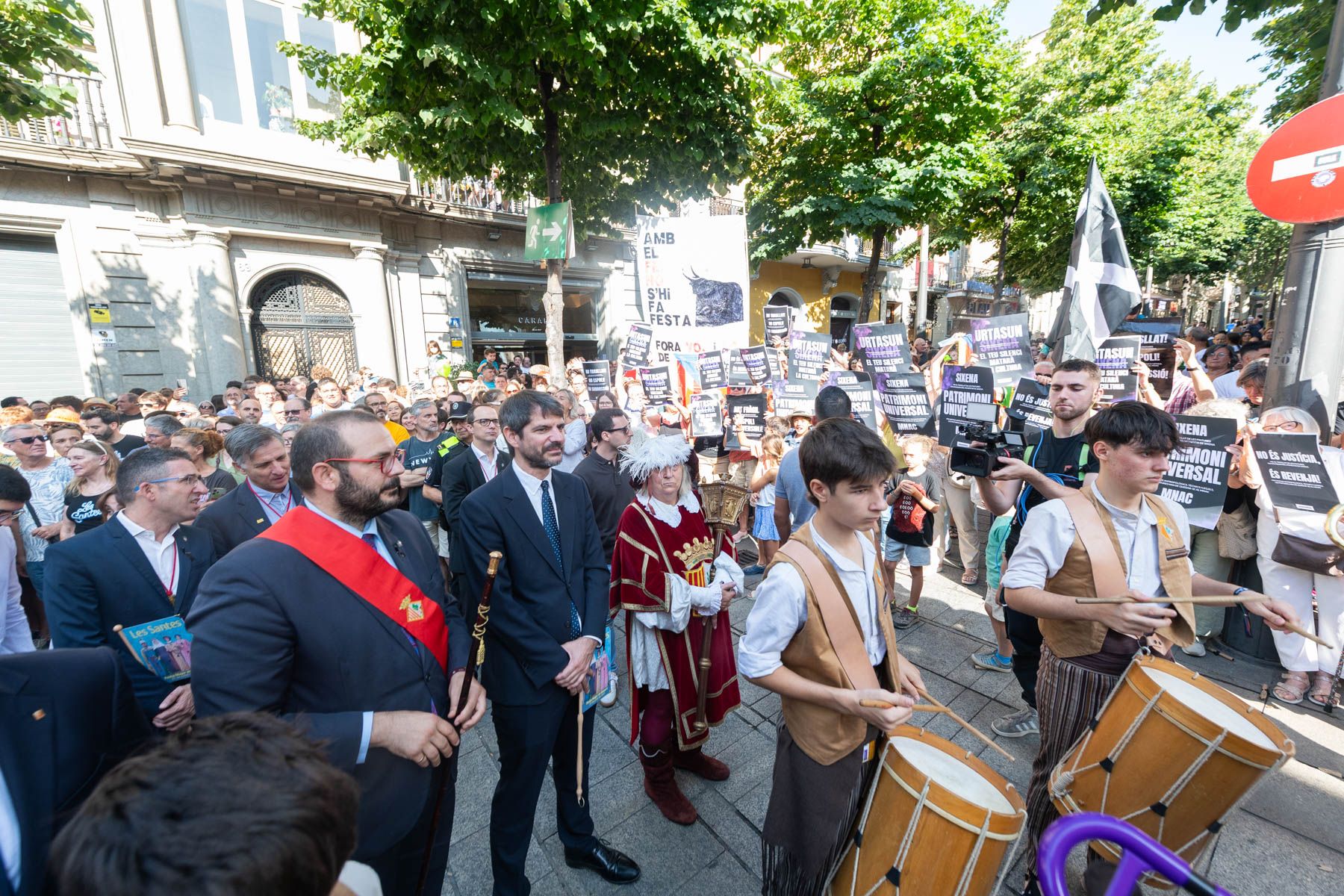 El pasacalles hacia la Misa. Foto: R. Gallofré