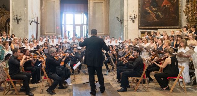Gabriel Miralles dirigint la Missa de les Santes. Foto: R.Gallofré Gabriel Miralles dirigint la Missa de les Santes. Foto: R.Gallofré