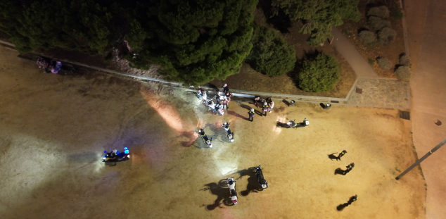 Grups de joves consumint gas del riure una nit de Les Santes, a vista de dron. Foto: El Caso Grups de joves consumint gas del riure una nit de Les Santes, a vista de dron. Foto: El Caso