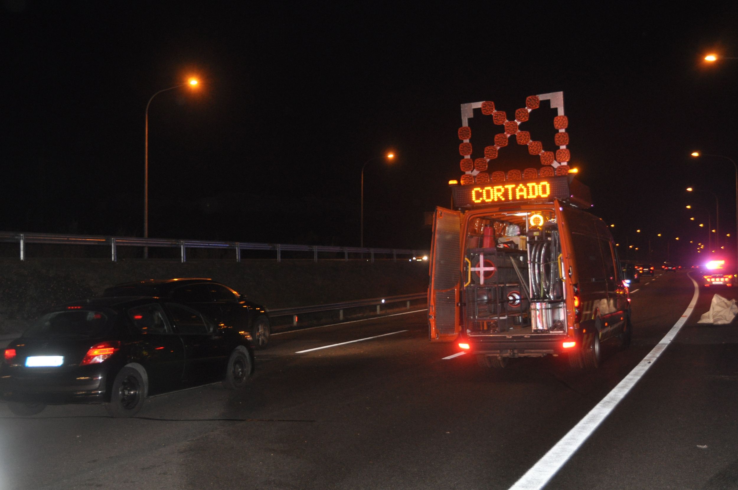 Carril cortado de la C-32 en sentido norte por el accidente y posterior incendio de un vehículo. Foto: ACN
