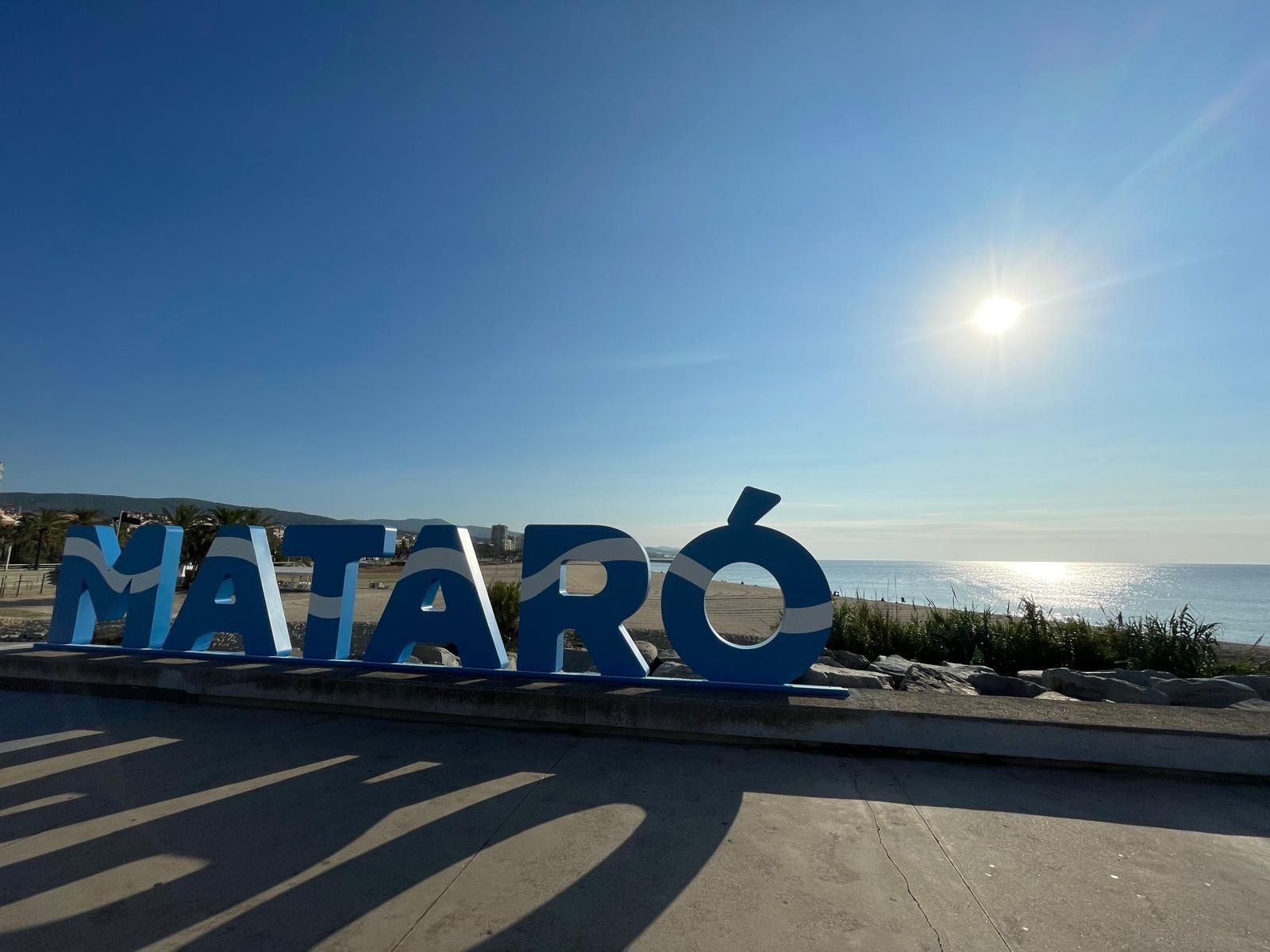 El nuevo letrero que luce en el Puerto de Mataró, con la playa de fondo. Foto: Ayuntamiento de Mataró