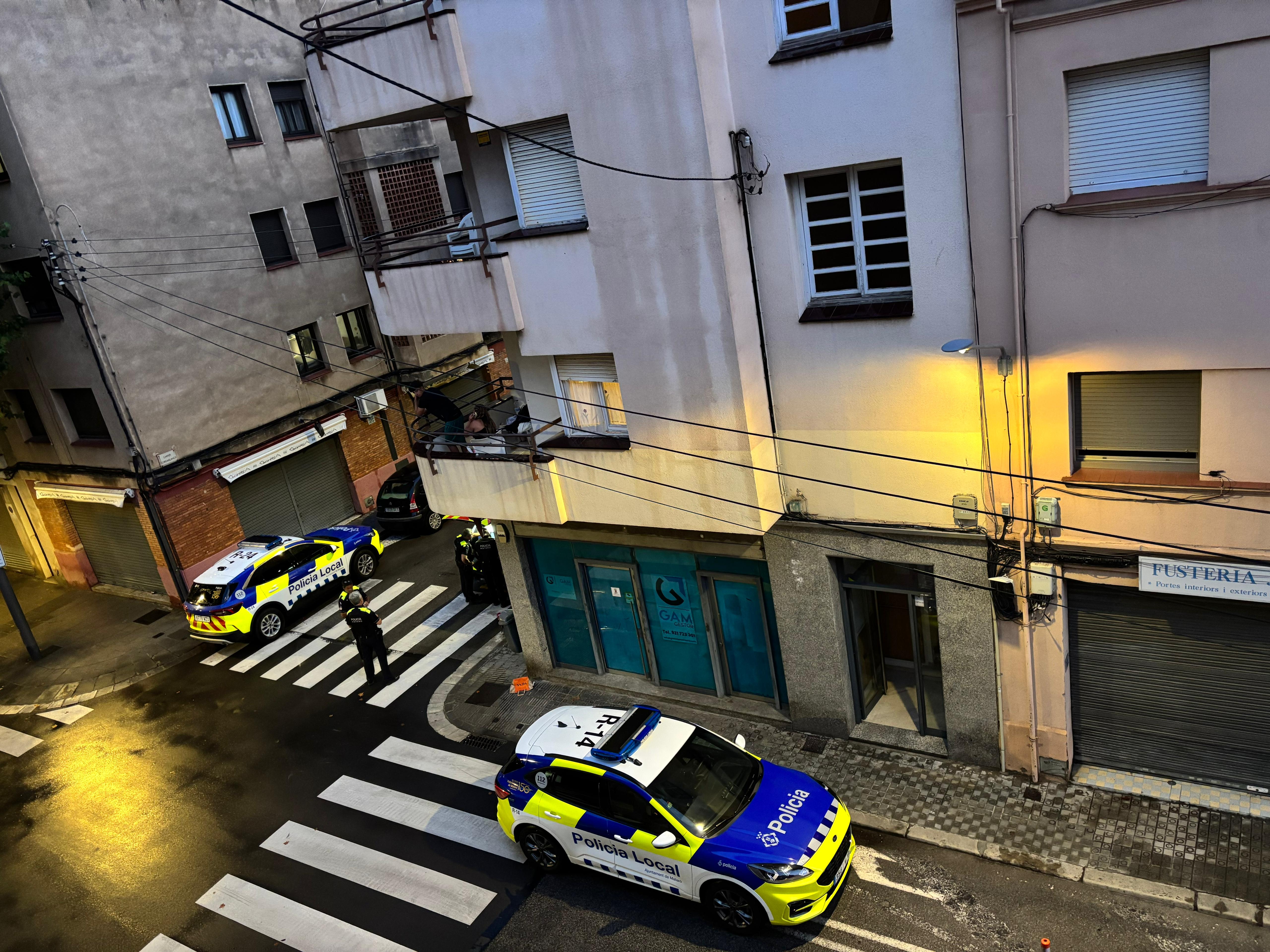 La Policia Local, davant de l'immoble on es van produir els intents d'ocupació.