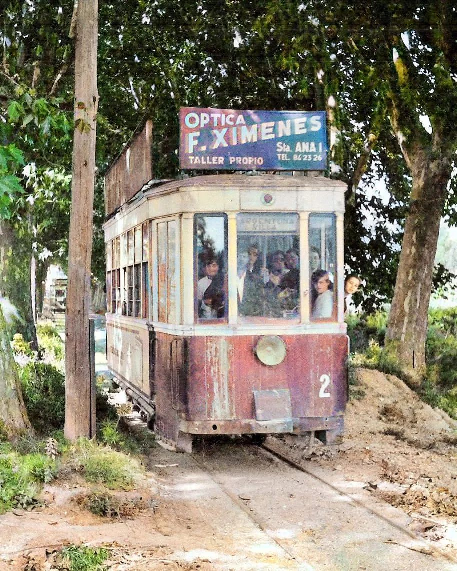 El tramvia, fent el camí, en una impagable imatge d'arxiu El tramvia, fent el camí, en una impagable imatge d'arxiu