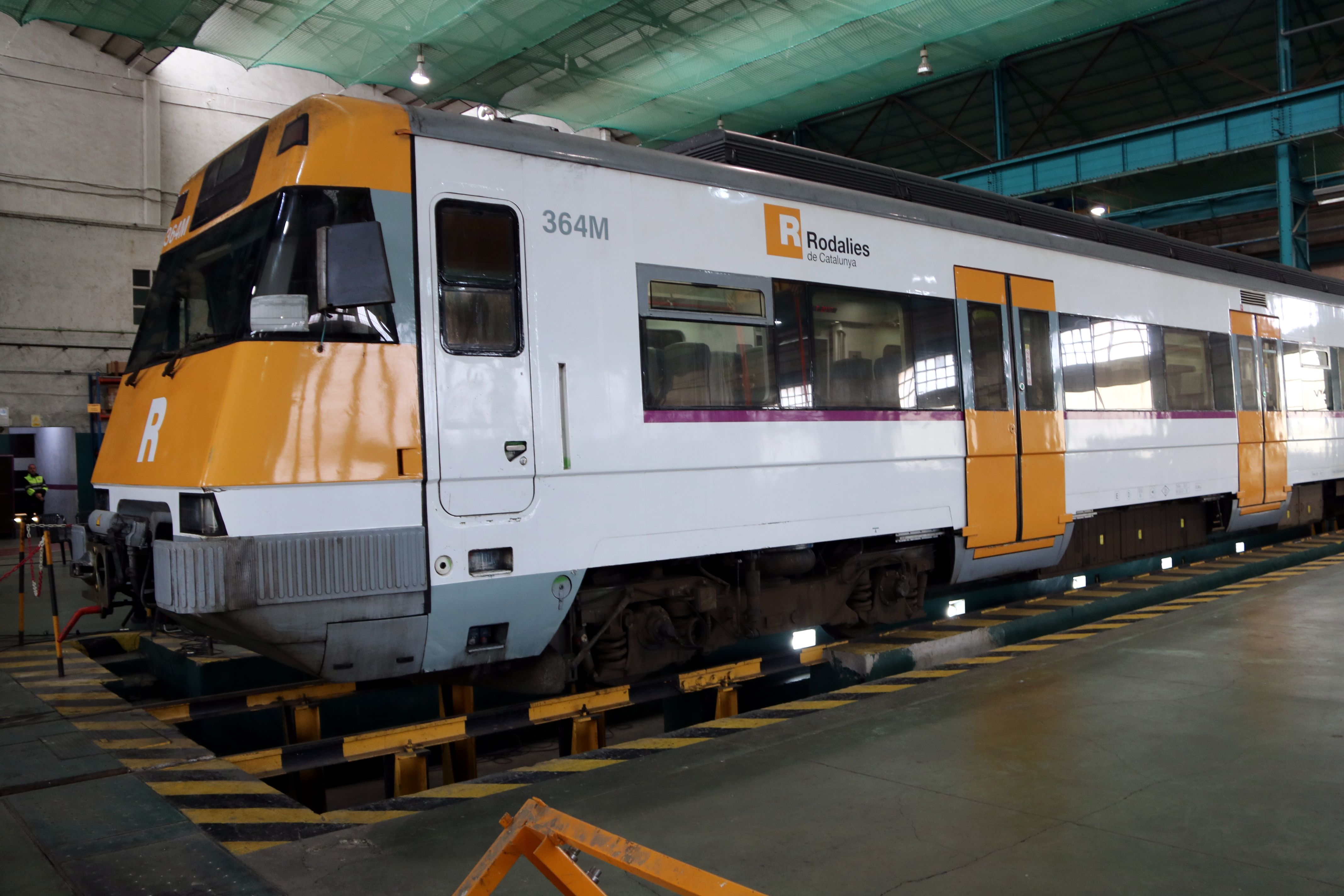 Un tren de Cercanías en una base de mantenimiento de Renfe. Foto: ACN