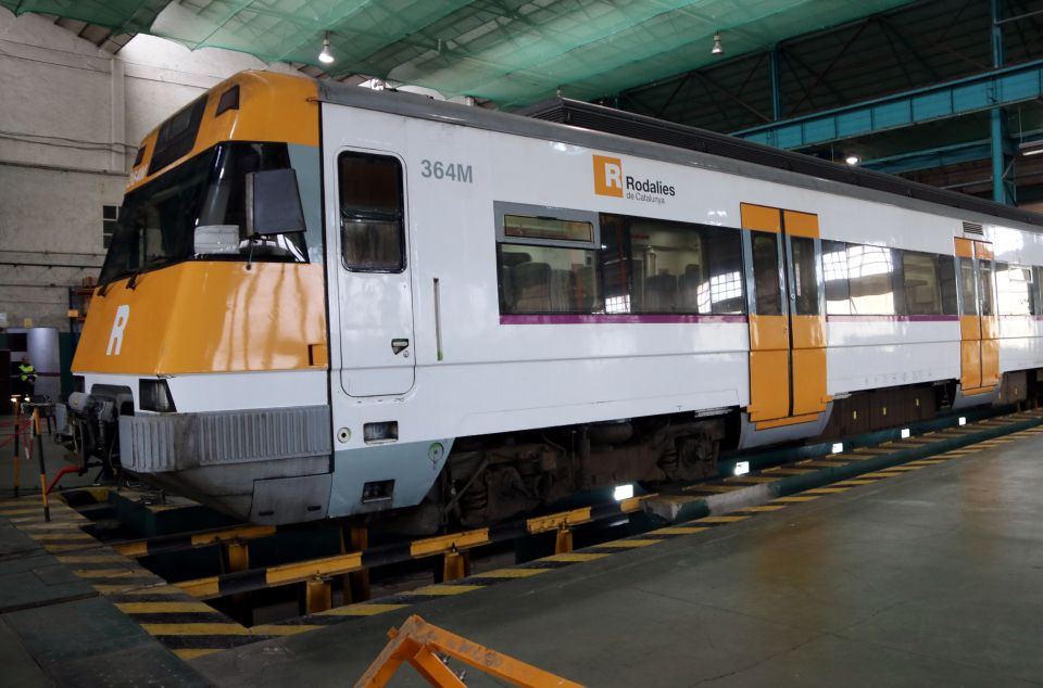 Un tren de Cercanías en una base de mantenimiento de Renfe. Foto: ACN