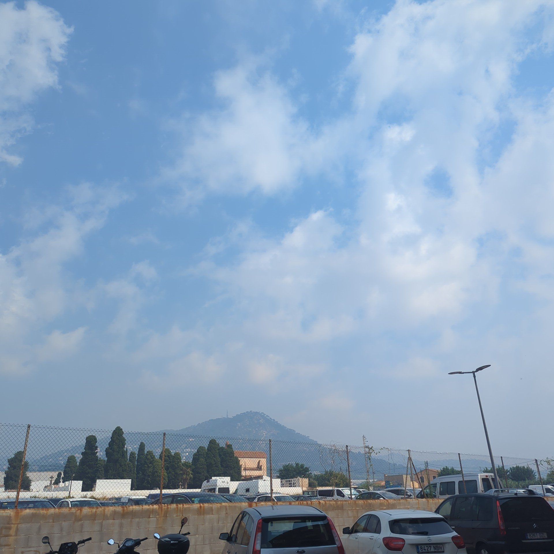 L'olor de fum de l'incendi d'Occitània ja es percep des del Maresme