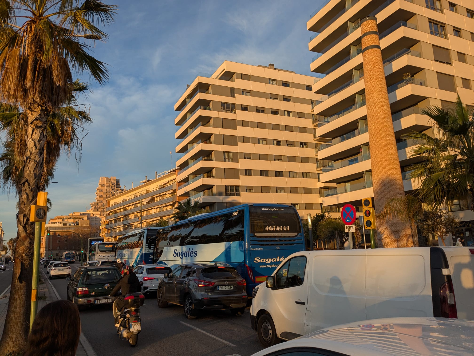 Trànsit a l'Avinguda del Maresme un matí