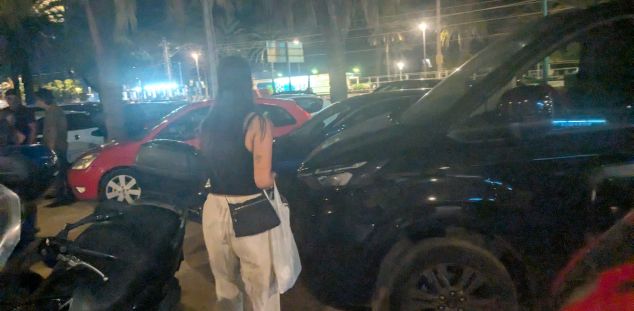 Aparcamiento irregular en la zona baja del mar el día de los Fuegos de Les Santes