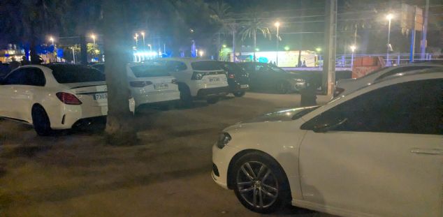 Aparcamiento irregular en la zona baja del mar el día de los Fuegos de Les Santes