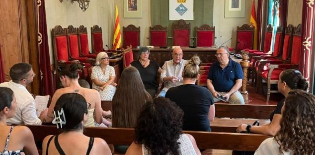 La reunió de l'Ajuntament amb les famílies La reunió de l'Ajuntament amb les famílies