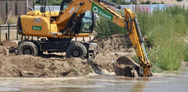 Una màquina treballant a la bassa d'aigua del Pla d'en Balasc. Foto: ACN