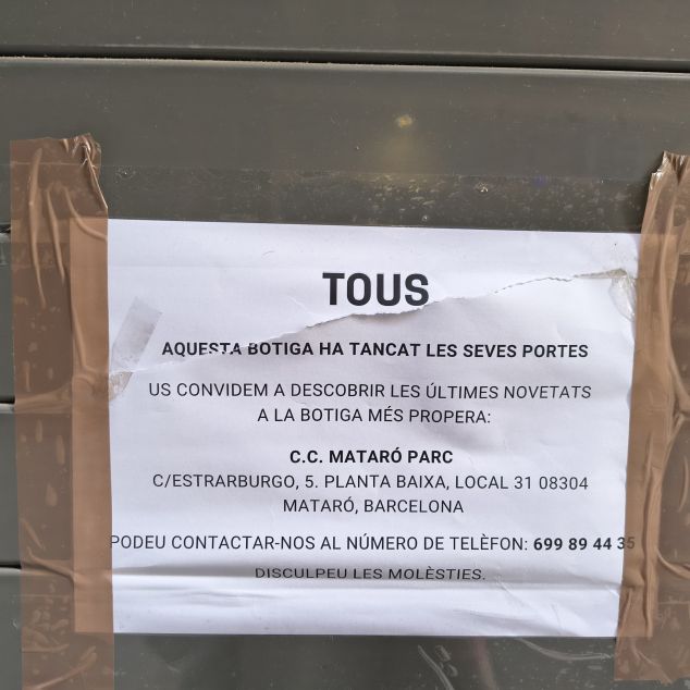 El cartell a la porta del local