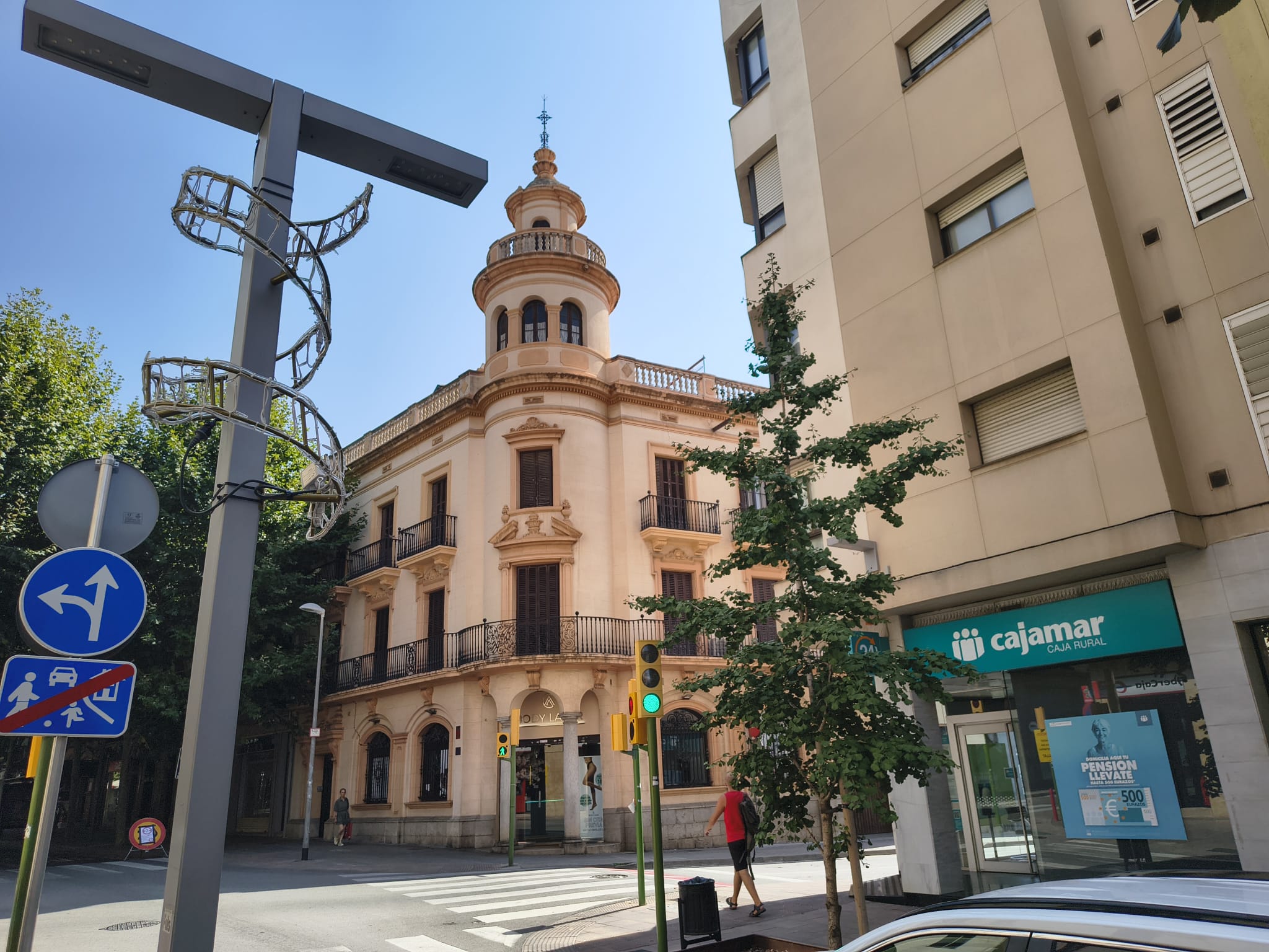 Llums de Nadal al Camí Ral en ple agost