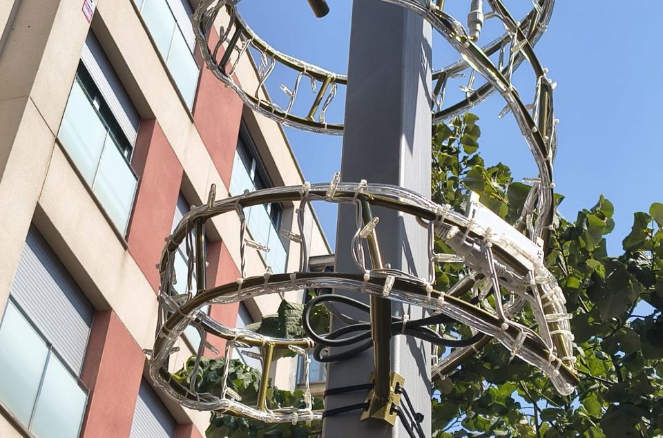 Detall de les llums de Nadal al Camí Ral