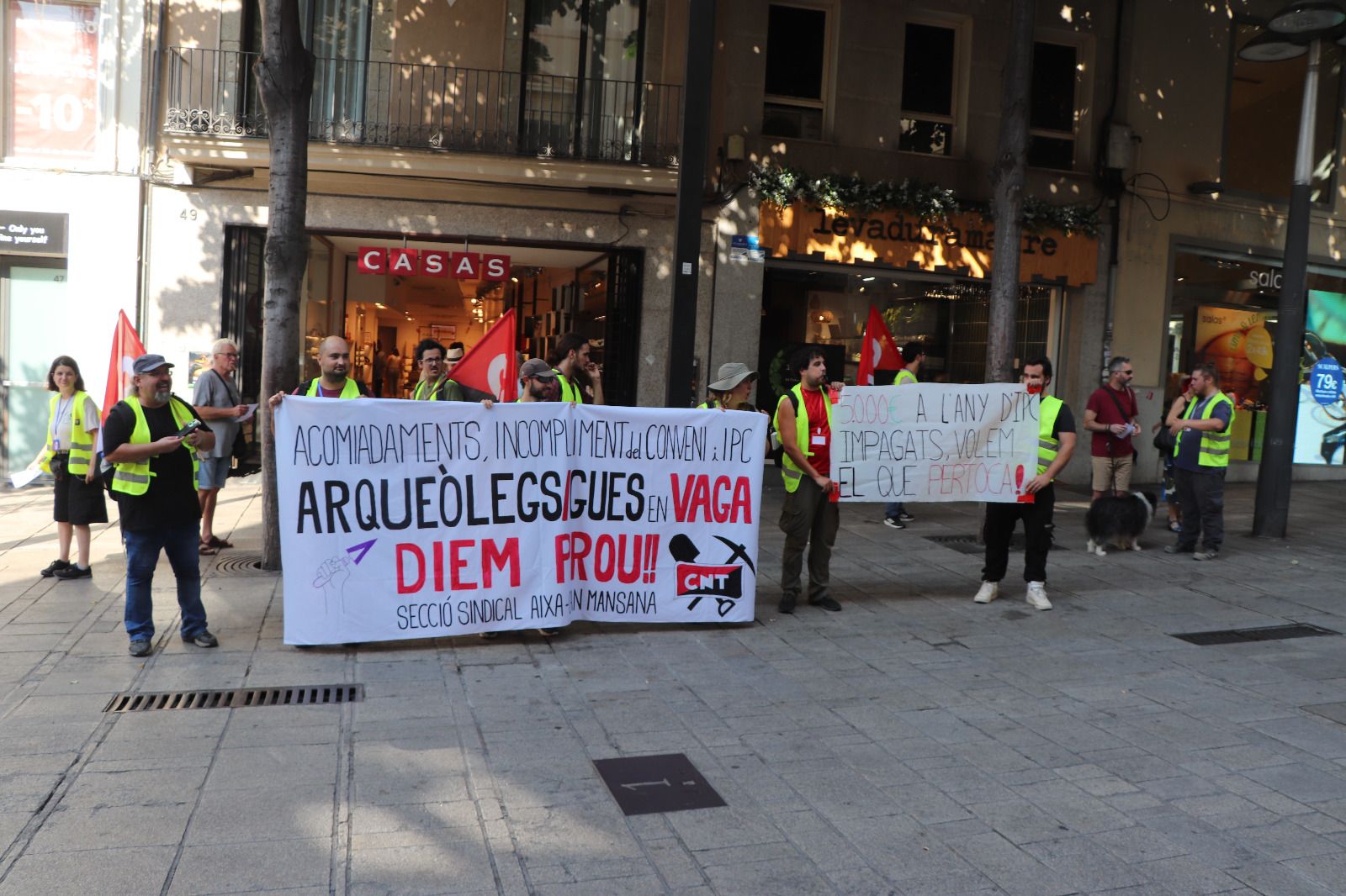 Los arqueólogos, durante la manifestación. Foto: Lluís Rugama