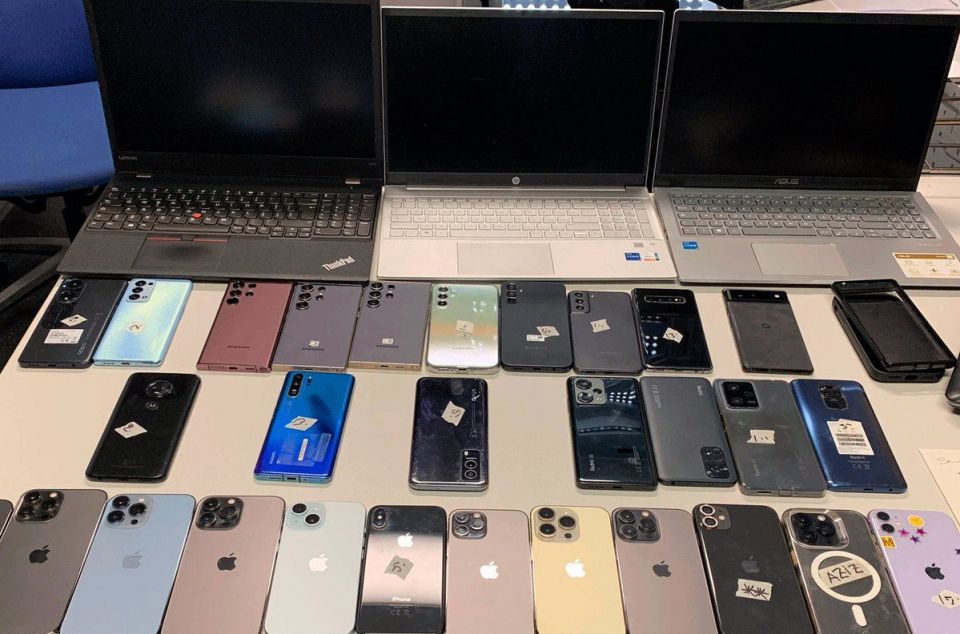 Telèfons mòbils robats per una banda criminal i recuperats pels Mossos