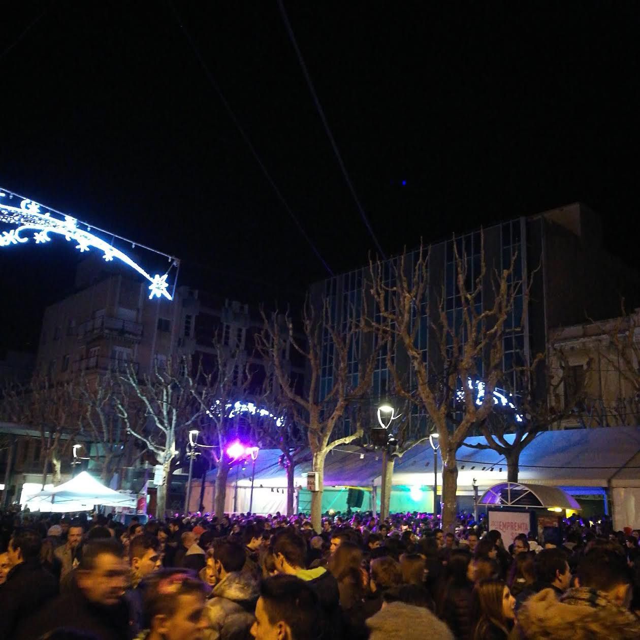 Imatge de la Plaça Santa Anna plena de gent. Foto: Dani Sagrera