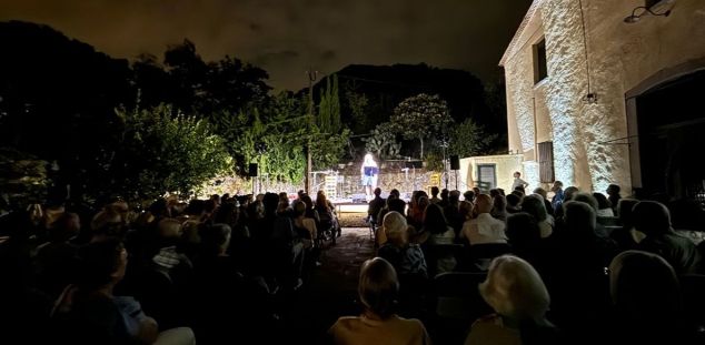 Una edició passada de Poetes sota la lluna