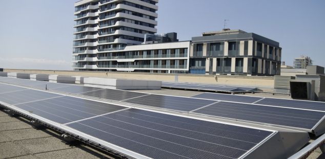 Instalación fotovoltaica con pisos al fondo. Foto. ACN Instalación fotovoltaica con pisos al fondo. Foto. ACN