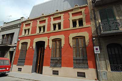 Façana del nou equipament, al número 64 del carrer Argentona. Façana del nou equipament, al número 64 del carrer Argentona.