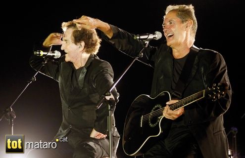 Una altra instantània del Dúo Dinámico durant el transcurs del concert de Les Santes 2012, al Parc Central. Foto: Tot Mataró Una altra instantània del Dúo Dinámico durant el transcurs del concert de Les Santes 2012, al Parc Central. Foto: Tot Mataró