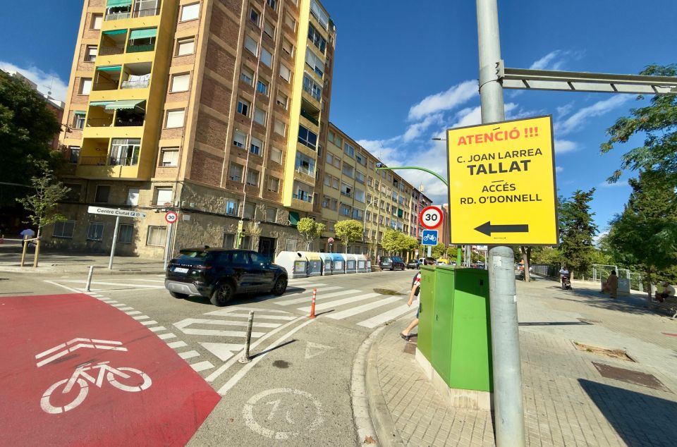 Carrer Joan Larrea, tallat Carrer Joan Larrea, tallat