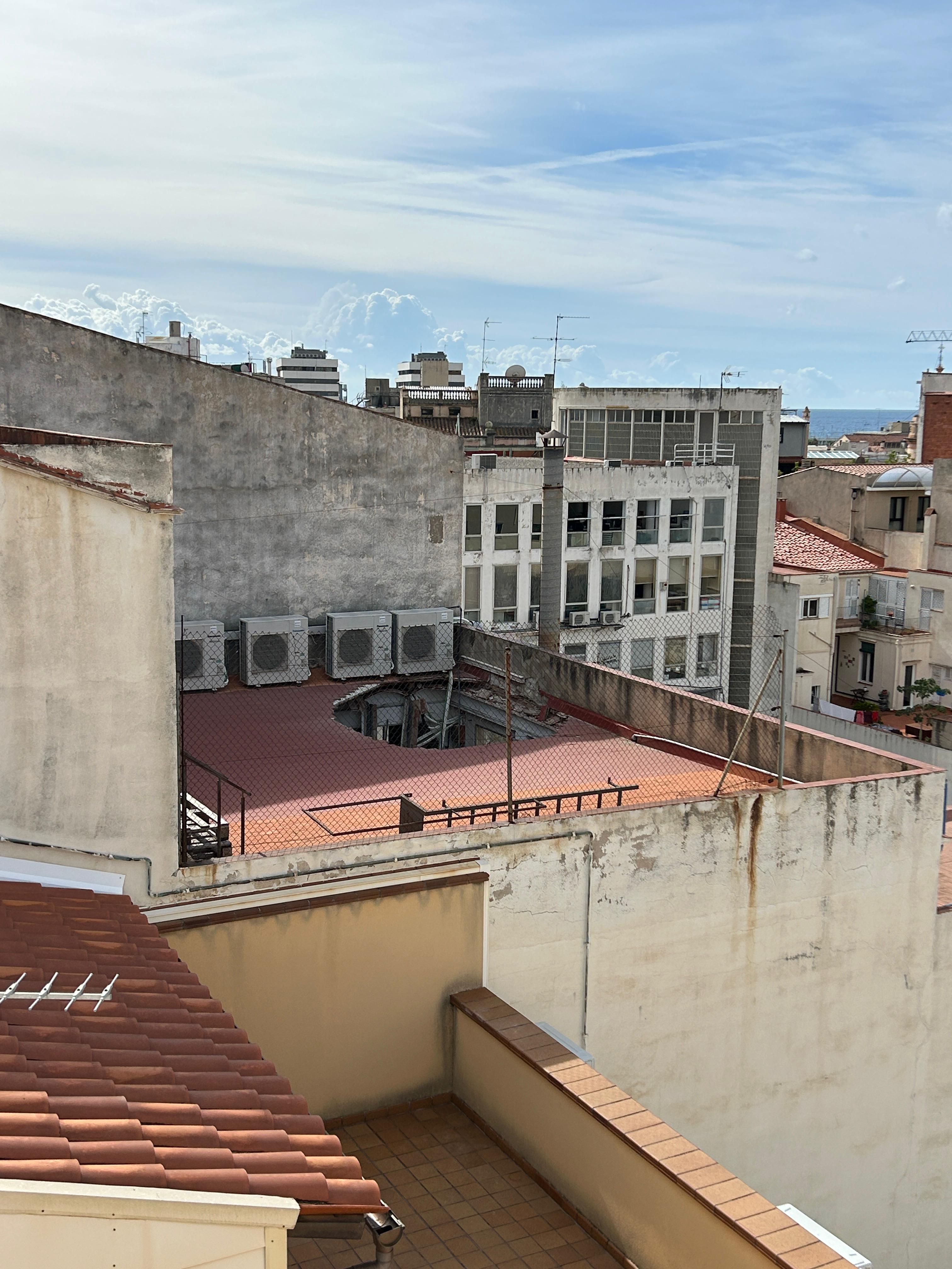 El forat al sostre de la fàbrica. Foto: Cedida El forat al sostre de la fàbrica. Foto: Cedida