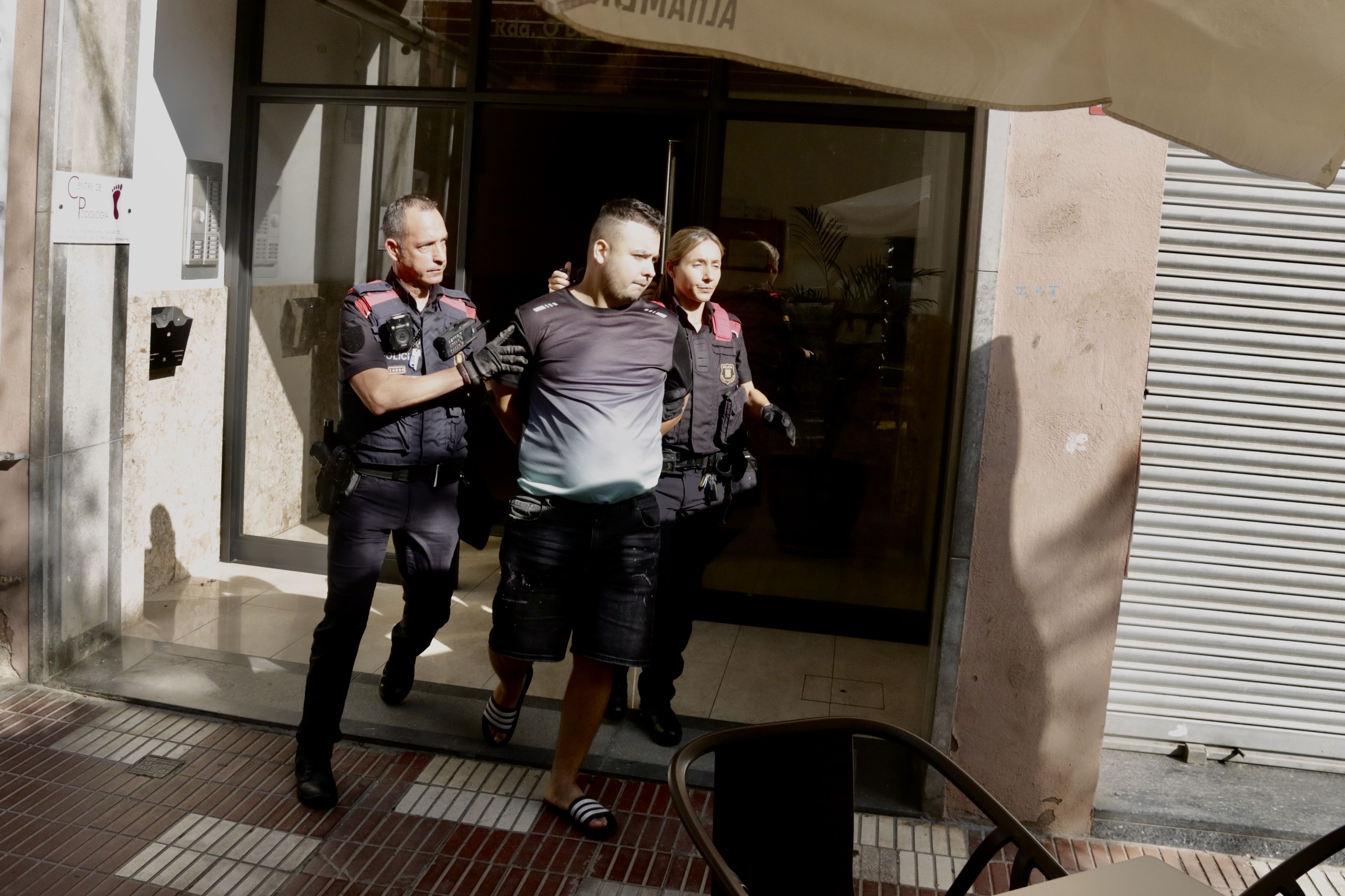 Un dels detinguts per Mossos en l’operatiu contra la venda de mòbils robats a Mataró. Foto: ACN